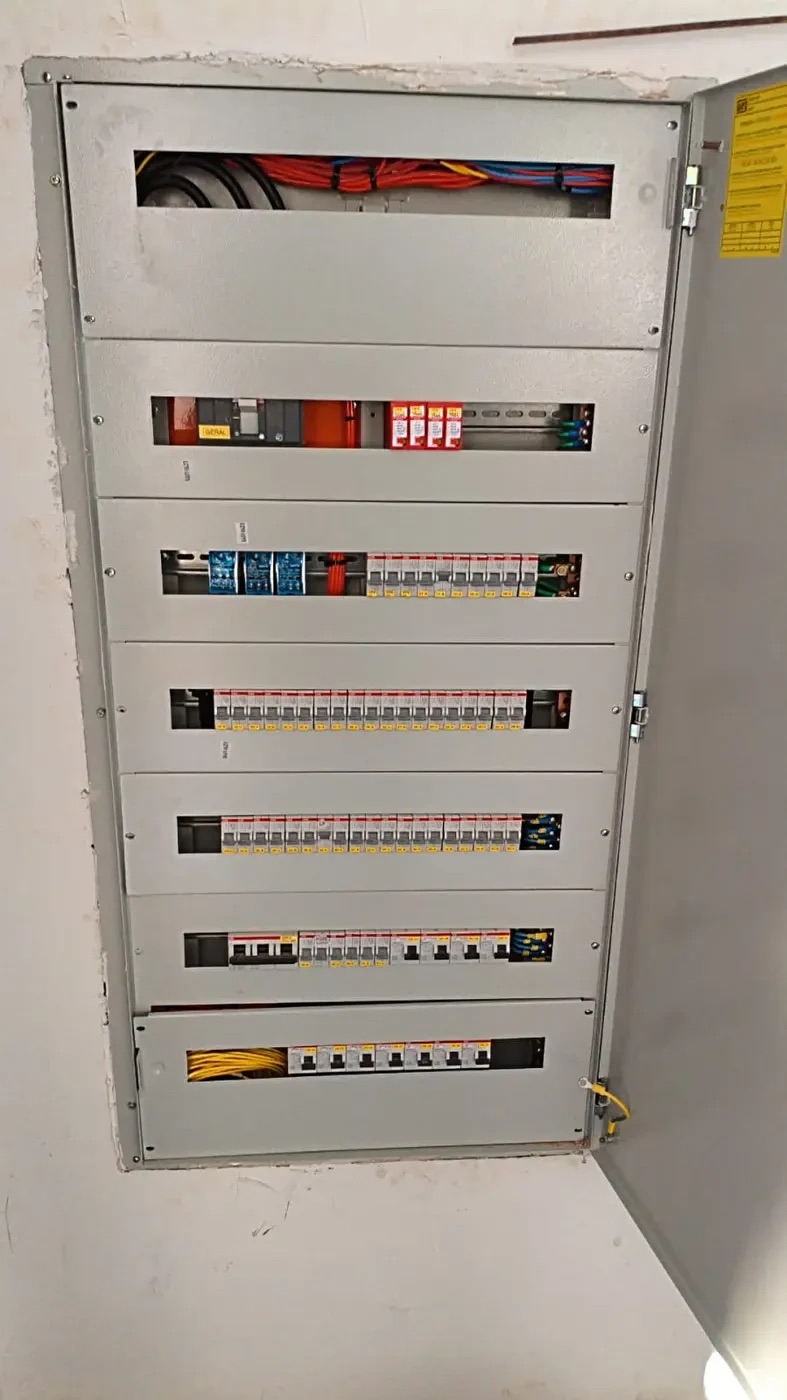 Distribuição elétrica organizada em edifício predial