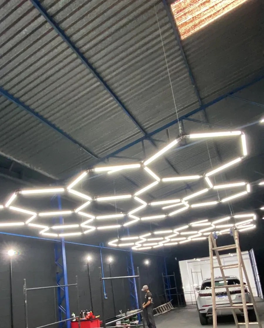 Iluminação linear instalada em galpão industrial